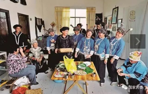毛主席是我党我军我国各族人民敬爱的伟大领袖:这是公认的,对不对?