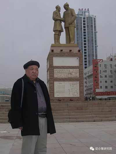 新疆的社会稳定是要靠最广大热爱毛主席，拥护共产党的善良的各族人民，我们要赢得新疆各族人民的信任与拥护，就要真正发挥好党的民族政策的威力，用心去维护最广大的贫苦老百姓，各族人民的利益。