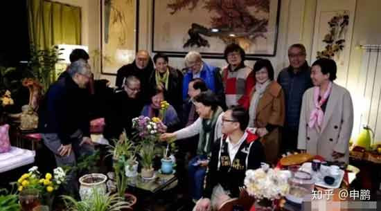 如若不被敌人反对，那就不好了，那一定是与敌人同流合污了。如若被敌人反对，那就好了，那就证明我们同敌人划清界限了。如若敌人起劲地反对我们，把我们说得一塌糊涂，一无是处，那就更好了，那就证明我们不但同敌人划清了界限，而且证明我们的工作是很有成绩的了！