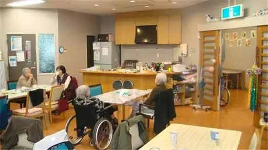 当我们自嘲打工人的时候，日本遍地都是七八十岁的资深打工人