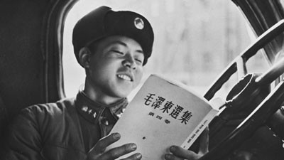 【摘要】声势浩大的学习改造运动,是从根本上铲除剥削阶级私有制观念的最好办法。只有敌对势力才会感到恐惧和从心底里反对。在政治气候对他们不利时,他们只会躲在阴暗角落偷偷地诅咒。一旦情况逆转,他们就弹跳而出,不顾一切地向人民反扑过来,公开咒骂和破坏无产阶级改造世界的一切努力。王长江、贺卫方、袁腾飞就是一伙这样的人。