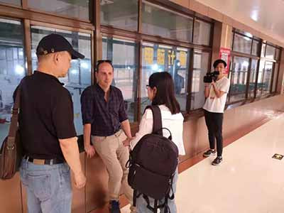 法国《回声报》记者采访南街村