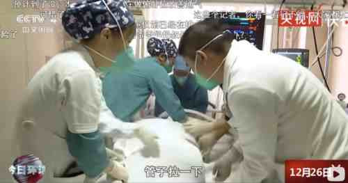 我们不能稀里糊涂、麻木不仁地走出去,我们要了解病毒,了解社会,了解国际,我们要记得所有人的努力、奋斗和牺牲。不是不能牺牲,而是牺牲要有价值,要有意义!实事求是,才能让我们真正走出疫情。
