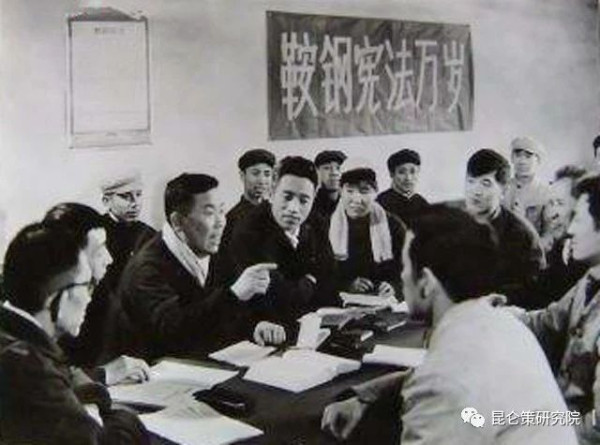 虽然公有制要求人民监督，有利于人民监督，不怕人民监督，但是，在实际运行中能否体现人民监督，则取决于人民能否参与管理。如果人民不能参与管理，而只是处于被领导被管理的状态，就不但使官僚主义得不到遏制，而且难以实现共同富裕，甚至连公有制经济的基础都不能保证。因此，毛主席十分重视并强调党和政府代表人民管理国家的同时，还要积极创造条件使人民群众参与管理国家事务。
