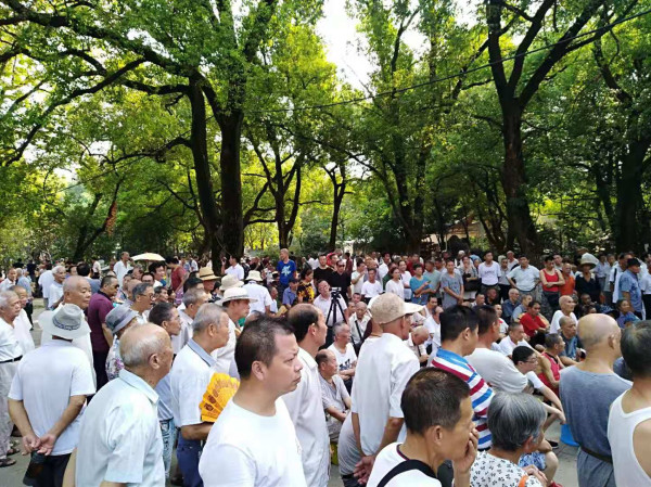 江西人民祭奠毛主席逝世43周年