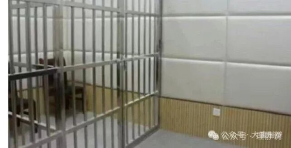 律师手握法律武器尚且遭遇权力压制,普通百姓的维权之路只会更加艰难。放弃以压制求稳定的畸形思路,让法庭回归公正,让基层愿意倾听,信访的人海才会真正散去,社会稳定才能拥有坚实根基。