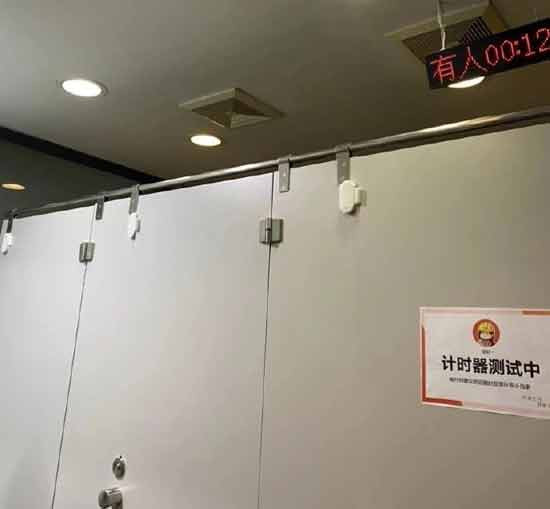 一边是被压榨生命的95后,一边是被剥夺生计的65后——最终在双向剥取之间完成利润双收的,只能是庞大的资本,立于不败之地。