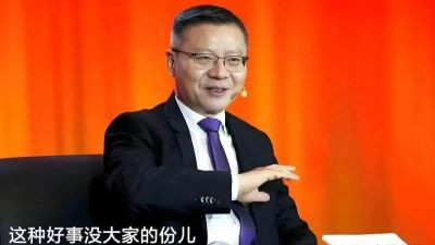 资本主义下，资产阶级国家机器为维系统治需要缓和阶级矛盾，私人资本则追求利润最大化，拒付加班费、逃避生育福利。但国家官僚体系深度绑定资本利益，监管被“俘获”，根本无力约束私人资本。最终调节失败的代价层层下转：国家靠减税让利纵容资本，成本由财政缺口买单；私人资本通过降薪、裁员、劳务外包转嫁经营风险；所有压力最终都落在工人身上——工资被压缩、福利被取消、社会风险个人化，成为唯一的“接盘侠”。
