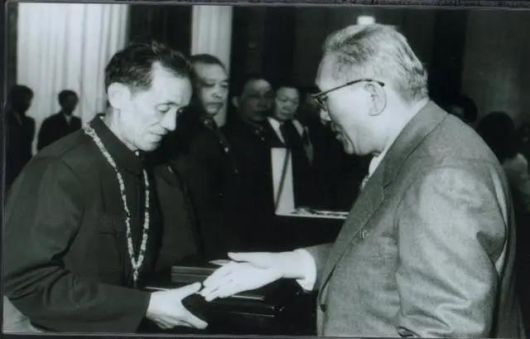 从来没有救世主,也不靠神仙皇帝,人民万岁。