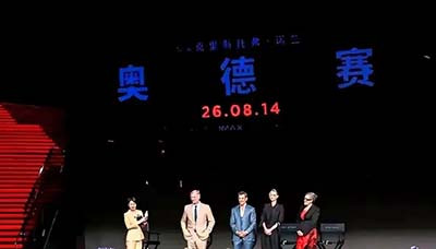 这一代中国媒体人请记住：你可以热爱电影，可以欣赏艺术家，可以在心里把对方视为女神，但当话筒递出去的那一刻，请保持平视，你不能代表民众向洋人屈膝。