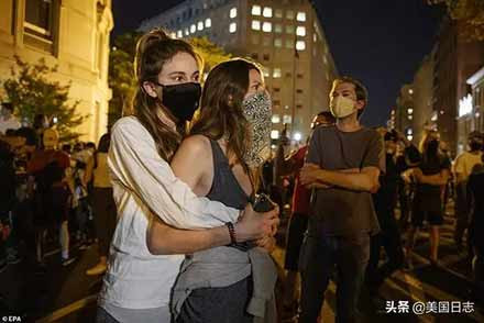 让我们重温上世纪六十年代毛泽东主席支持美国黑人抗暴斗争的声明，认清本质，坚定决心，鼓舞斗志，行动起来，给予美国人民反抗种族歧视的正义斗争以强大的声援！