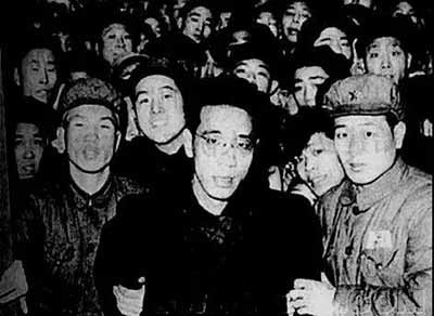 这种情况下,必须由政府代表人民的利益,出面统一集中救灾物资,按需、按轻重缓急分配。政府不应舍弃每一名社会成员,将给每一名社会成员平等的获得抗灾必需品的机会,而不是按照市场规则优先保障相对富裕少数人,同时让极少数人发大财!