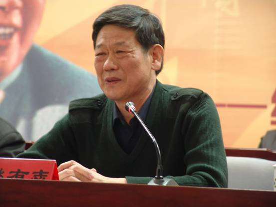 与会者深情缅怀毛主席的丰功伟绩,热情讴歌毛泽东思想,从不同角度纵情抒发对伟大领袖毛主席的深切怀念之情。
