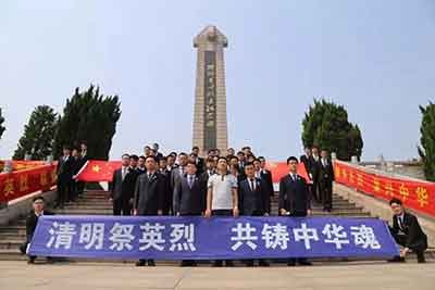 　是谁给你的勇气和气魄，让你在酒足饭饱后，褪下了人的那张皮! 是谁给你的地位和官位，让你在30岁的年纪，肆意挥霍烈士们打下的人民事业!是谁让你在烈士纪念碑下，把接班人的社会主义接力棒传递给了你!