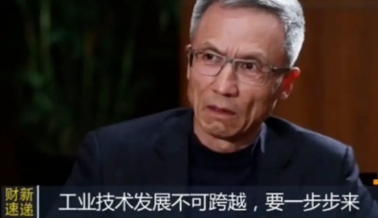鲁迅小说《理水》里，大禹带着那群“坚硬如铁”、“拼命硬干”的人改变了世界，而那帮假装“心忧天下”的“专家”们还站在干岸上，叽叽歪歪论证“虫虫会治水吗”？