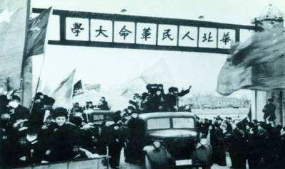 没有认真地而不是敷衍地向劳动大众学习,就不可能对劳动大众产生真挚的感情,也不可能发自内心地真诚地尊重他们。这就可能导致一些知识分子开始脱离广大的劳动大众。这样的一种状态,对于青年知识分子党员来说,是相当危险的。