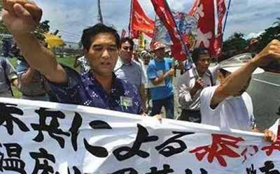 年日本美国贸易谈判的时候，美国代表傲慢到叠纸飞机丢到日本官员的脸上，日本人屁都不敢放，因为国土上还驻扎着美军呢，当年的经济繁荣，也得益于美国战后的大力扶持和产业转移，本来身子骨就不硬。今天，你让他们在谈判桌上丢个纸飞机试试?