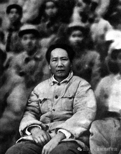 既得利益阶群的飞扬跋扈,不论是居高临下指点群众,还是趾高气扬拒绝批评,亦或是私有制下慕强与拜金共同催生反动抱团与圈子文化,本质都是权力运行秩序发生质变后,诸领域的资本主义生产关系所催生的产物。