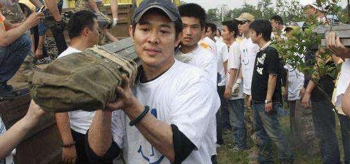 更不要提那一堆“国际救援组织”,哪一个不是假救援、真敛财?非洲的疟疾、美国的飓风、澳洲的山火、日本的核灾、南美的疫情——哪家“国际救援组织”发挥作用了?对着镜头声泪俱下地作秀喊口号倒是一个顶十个。