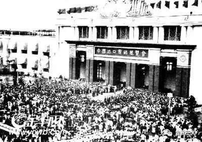 曾经拥有“何为开放”、“为何开放”、“如何开放”解释权的革命主体,彻底成为了沉默失语的边缘人。
