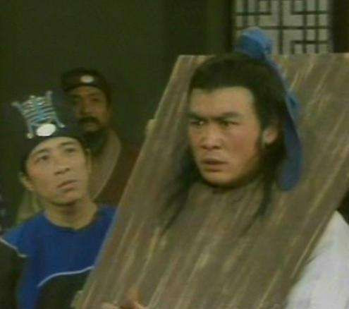 要恢复农村的秩序，需要粉碎乡贤存在的土壤。否则，即使有法律，也无法奈何他们。毕竟，乡贤已经成为了农村的统治阶层