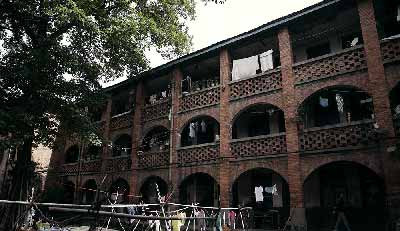 只要工人阶级下定决心团结起来与剥削者们坚决斗争,就能迸发出战天斗地的力量。这样一来,就一定能达到自己的阶级目的,取回本属于自己的劳动果实。