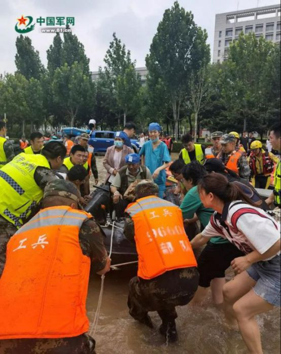 子弟兵星夜驰援！郑州阜外医院近5000被困人员成功脱险