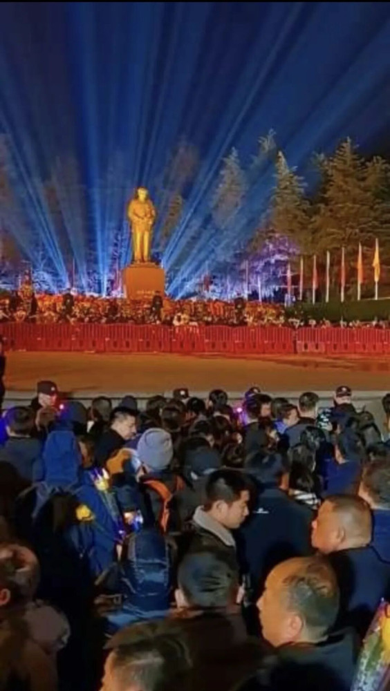 面面红旗汇广场 朵朵红花心向阳