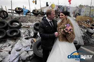 在西方媒体眼中，如果在它们国家发生这种事，冲击议会，殴打警察的就是暴徒，可打可抓。而在目标国，这些人就成了和平示威的“民众”，有人权附体，碰不得。法治?这时候美国不会跟你讲法治。