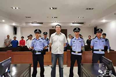 但同样是行贿犯罪,名列中国500强企业的康美药业实际控制人马兴田被曝多次行贿各地领导,数额上千万,已经连续送进监狱多位高官,而他自己却至今安然无恙。是国家的法律对大资本家无效,还是马兴田背后还有更大的保护伞?