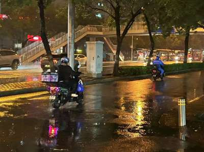暴雨中的商战，外卖员的苦夏