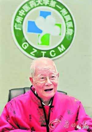 将来在历史书上,2003年抗击非典的老中医老英雄邓铁涛,必定会有浓墨重彩的一笔。