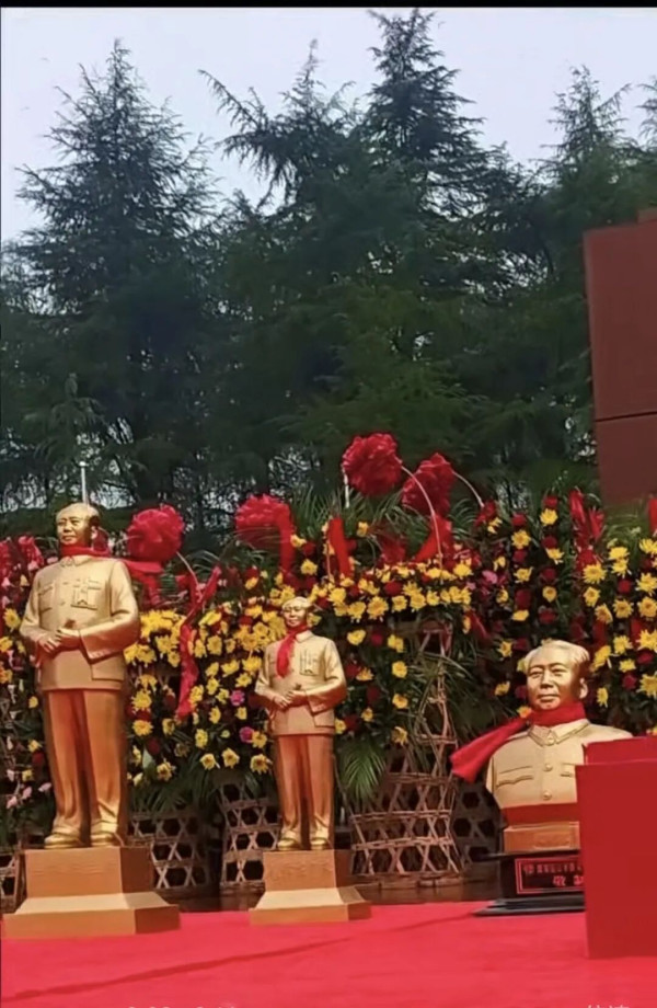 面面红旗汇广场 朵朵红花心向阳