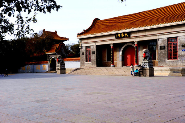 这样一座1943年建成,还是伪满的“国寺”,一共存在不过2年,于1945年就已烟消云散的寺庙,如何在改开中又大兴土木的被重现辉煌?