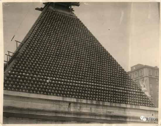 1918年底， 美国将粮食运到鹿特丹和哥本哈根，在德国人面前晃着，但就是不运入德国。跪下、求我、满足我一切条件。
