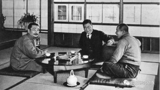 本文拟从全称判断、反讽句法、辩证逻辑、读者意识等四个角度出发,描述鲁迅《且介亭杂文》言说“中国”的话语形态的构成,并从中抽绎话语形态背后的话语机制,探求鲁迅在言说“中国”时表露的历史观和价值观,从而较为立体地建构起鲁迅言说“中国”的话语面貌。