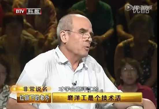 虽然董事长和普通员工分工不同,但大家都是为公司做贡献,凭什么成果都是你的,责任都是大家的?凭什么你能随意监督、斥责、开除员工,而员工不能坦坦荡荡说一句:“老张,好久不见啊”?