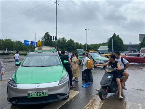 毫无疑问,在电力和互联网恢复之前,郑州这座城市秩序的缓慢修复,靠的正是一个个普通人,是货拉拉司机、马路边清扫污泥的清洁工,忠于职守的交警,还有酒店楼下免费为路人开网络热点的女服务员,是互联网技术发达之前我们就拥有的同理心、责任感,甚至出于自利的目的。