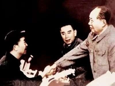 代表工人参加全国人大当家做主，当了大庆油田主要领导仍与工人同吃同住同劳动，给青年写的寄语没有官腔朴实真诚…