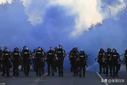 让我们重温上世纪六十年代毛泽东主席支持美国黑人抗暴斗争的声明，认清本质，坚定决心，鼓舞斗志，行动起来，给予美国人民反抗种族歧视的正义斗争以强大的声援！