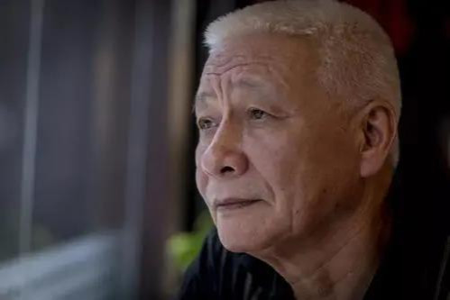 《民主课》以小说形式还原了20世纪60-70年代的历史现场，带我们回到了那个激情燃烧的岁月，让我们看到了那些不论幼稚不论荒唐却充满真诚善良的普通人的成长，以及中国人民生生不息的对平等的追求和要求。