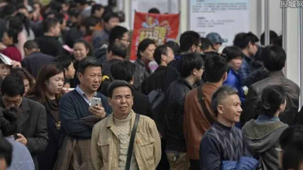“阵痛过后是新生”——这句曾在国企改革时期频繁出现的承诺，如今听来仿佛历史深处一声遥远的叹息。几千万下岗工人曾紧握着这句誓言，在机床停转的寂静中，在告别宿舍区的最后回眸里，期待着阵痛之后的黎明。然而几十年过去，那些宣传阵痛的人早已腰缠万贯，而等待新生的人们，仍在生活的底层挣扎。这不禁让人追问：那究竟是一场不可避免的改革阵痛，还是一场精心设计的财富转移？