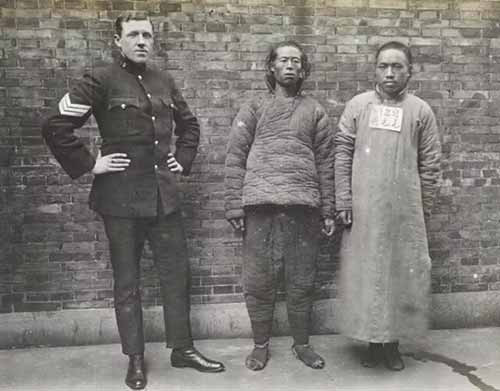 马克思主义和中国共产党人却告诉中国人，人民创造历史，看似最低贱愚昧没有力量的，却蕴含着无穷的力量。从此以后，人民意识和集体意识就扎进了中国人的深层意识当中。