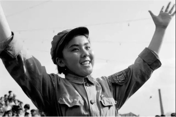 《民主课》以小说形式还原了20世纪60-70年代的历史现场，带我们回到了那个激情燃烧的岁月，让我们看到了那些不论幼稚不论荒唐却充满真诚善良的普通人的成长，以及中国人民生生不息的对平等的追求和要求。