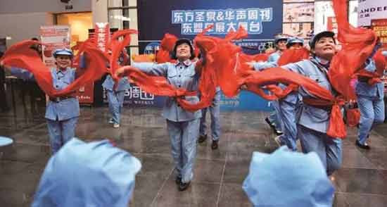 从阶层结构来看，在当前社会，以中产阶层为代表的现代都市主流群体普遍认为一个现代城市的公共空间应该是安静而有序的。而广场舞代表的一种热闹聒噪的行为方式显然和他们的期待有所冲突。