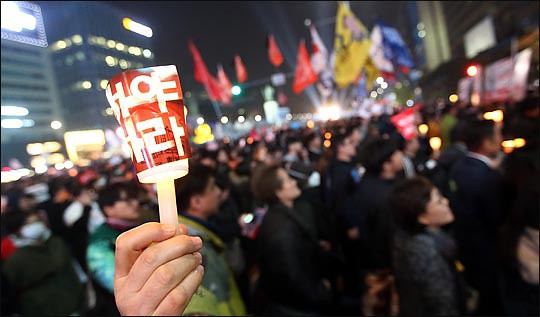 南朝鲜30万人倒朴 游行学生：成立革命政权