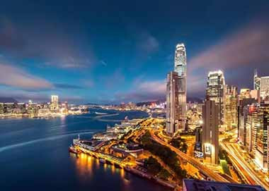 香港既有如此优越的客观条件，又有如此美妙的体制，一手好牌却怎么会混成这个惨样？ 