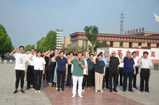河南省南街村举行纪念毛主席逝世44周年活动
