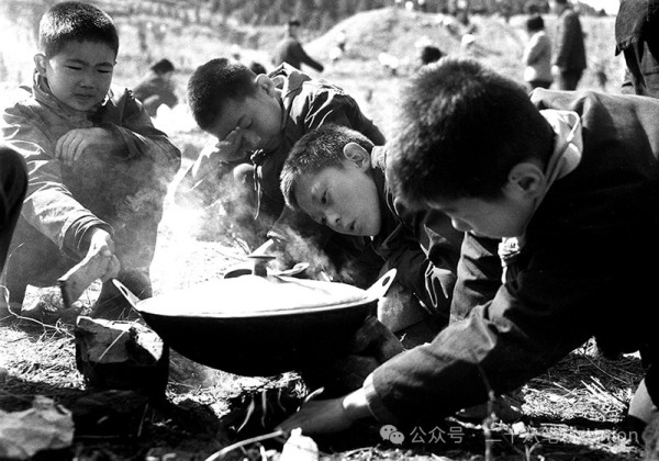 能问出“为什么”的孩子，形式主义是驯服不住他们的。能正当表达愤怒的孩子，就会在剥削者欺负到头上时奋起反抗。知道自己从群众中来从群众中去，才能让他们真的作为祖国的花朵为人民服务。这样，我们才配给新一辈的孩子一个真正干净敞亮的明天。