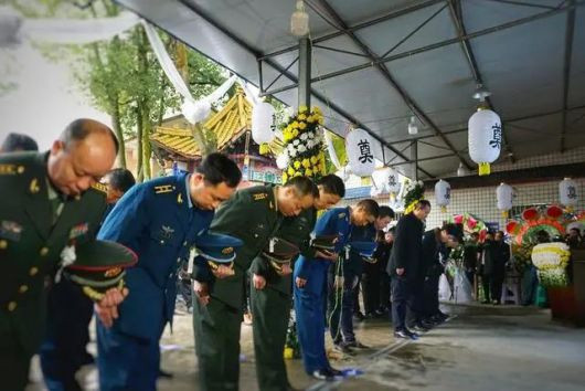 从来没有救世主,也不靠神仙皇帝,人民万岁。